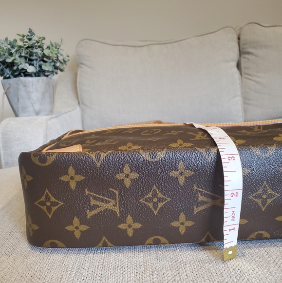 Authentic Louis Vuitton purse - Picture 14 of 15